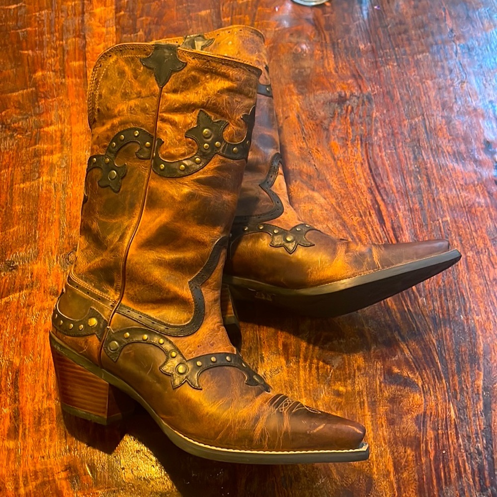 Ariat - nwot two tone brown leather, studded women’s western boots - size 9.5